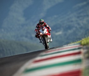 世界杯2026-浓眉一柱擎天，尼克斯单节风暴击溃深圳