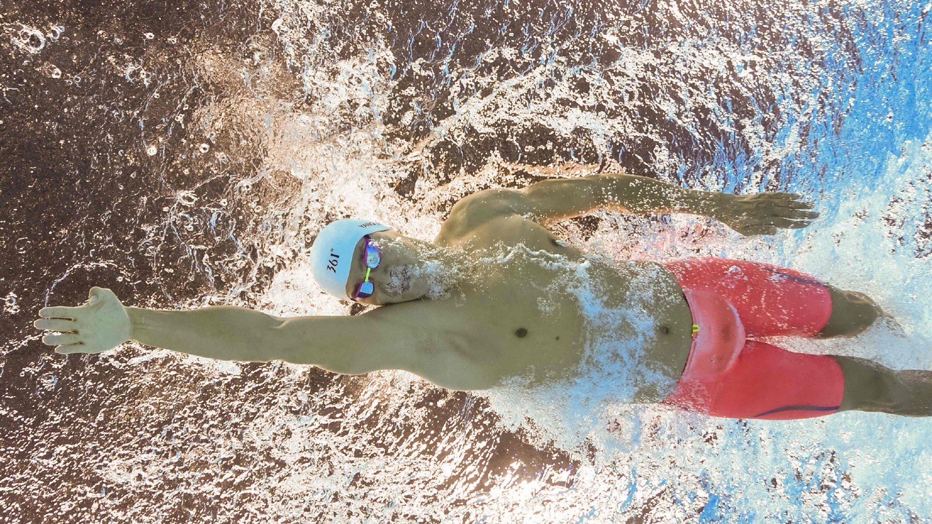 巴萨狂胜AC米兰,斯通斯成为关键先生,当中卫后腰战术撕碎意大利防线