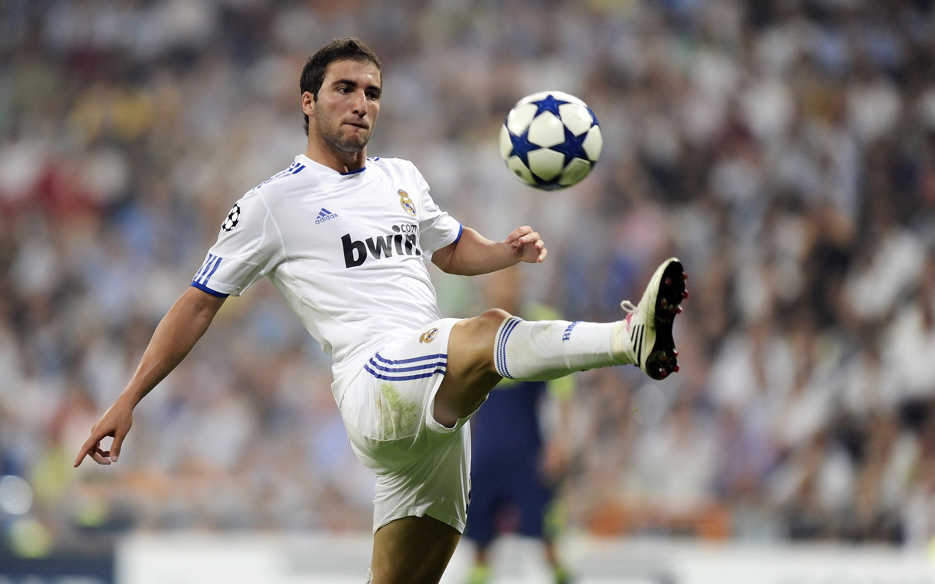 英超争冠焦点战，波兰逆转英格兰，足球世界里的历史回响